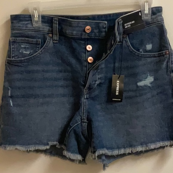 NWT Express ladies boyfriend midi mid-rise denim shorts, size 4 - Picture 2 of 10